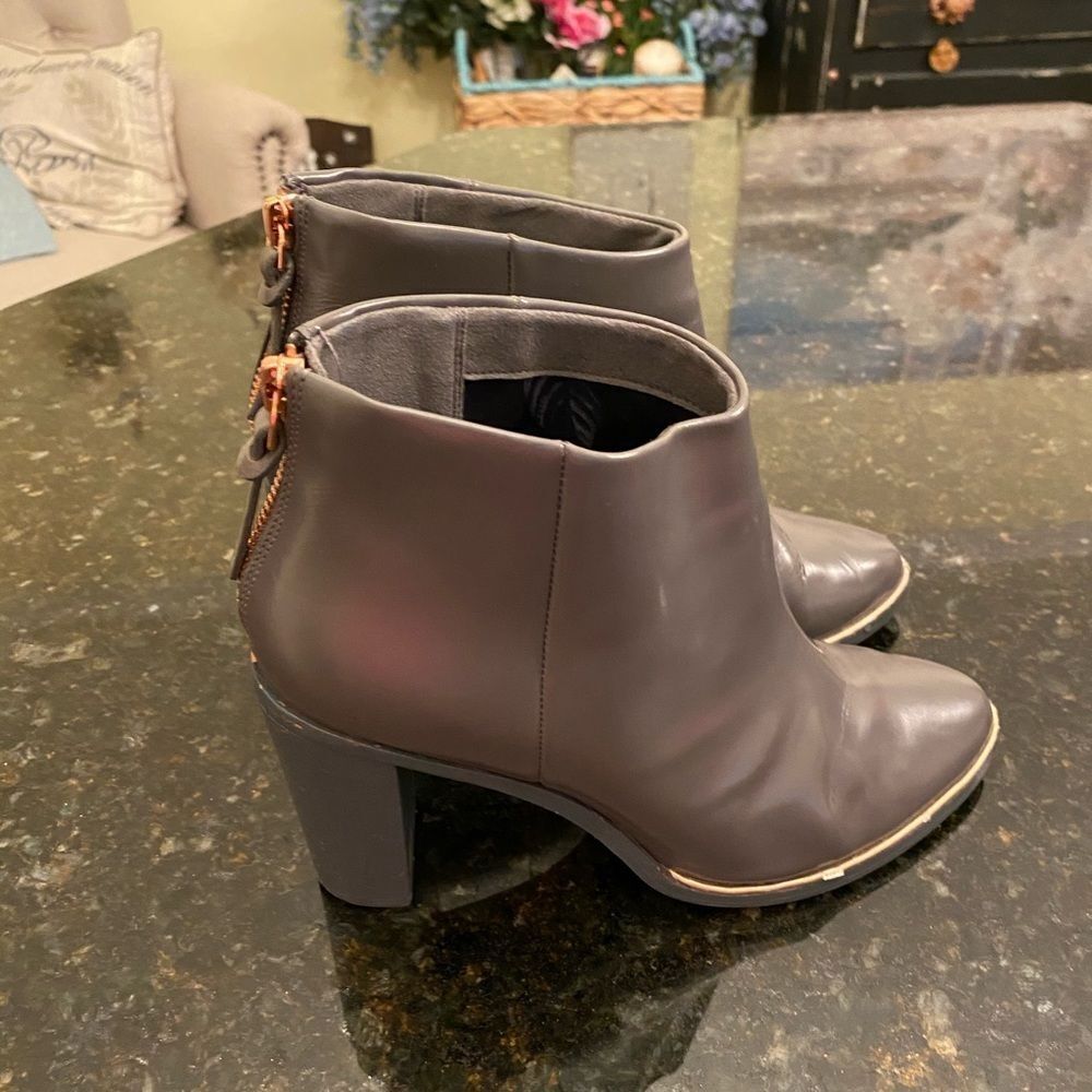 Ted Baker Grey Patent Booties Sz 36.5 GUC
